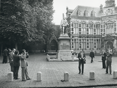 109314 Afbeelding van Japanse toeristen op het Domplein te Utrecht.